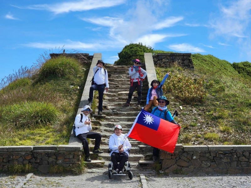 關關難過關關過！蔡義德「圓了55年夢想」坐輪椅攻頂合歡山　看到登頂美景「他感動到哭」：每一步都驚險萬分