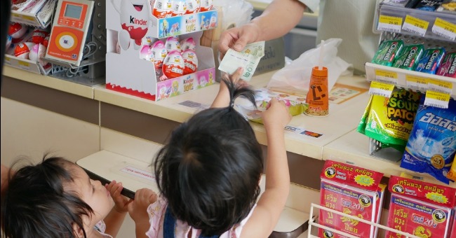 零用錢該給多少？女大生「月拿4千嫌太少」嗆爸：不用出去玩嗎　網支持「吃三餐都不夠」引兩派討論