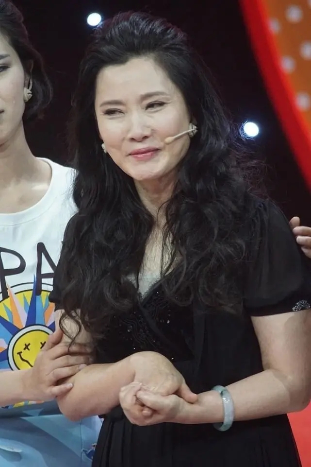 5歲被母親拋棄！父親為她「終身未再娶」　和初戀結婚33年「依舊氣質不俗」