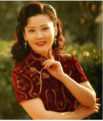 5歲被母親拋棄！父親為她「終身未再娶」　和初戀結婚33年「依舊氣質不俗」