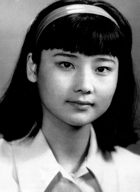 5歲被母親拋棄！父親為她「終身未再娶」　和初戀結婚33年「依舊氣質不俗」