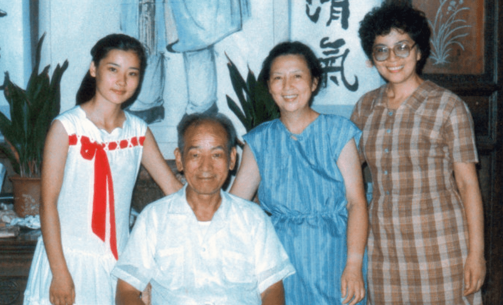 5歲被母親拋棄！父親為她「終身未再娶」　和初戀結婚33年「依舊氣質不俗」
