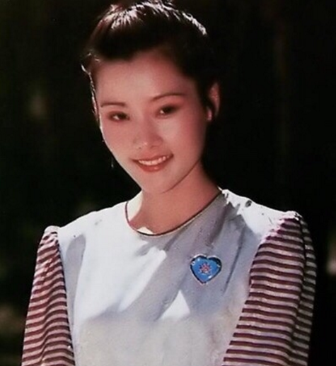 5歲被母親拋棄！父親為她「終身未再娶」　和初戀結婚33年「依舊氣質不俗」