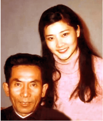 5歲被母親拋棄！父親為她「終身未再娶」　和初戀結婚33年「依舊氣質不俗」