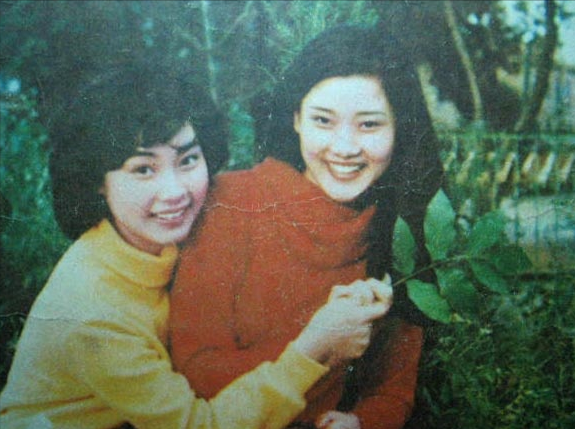 5歲被母親拋棄！父親為她「終身未再娶」　和初戀結婚33年「依舊氣質不俗」