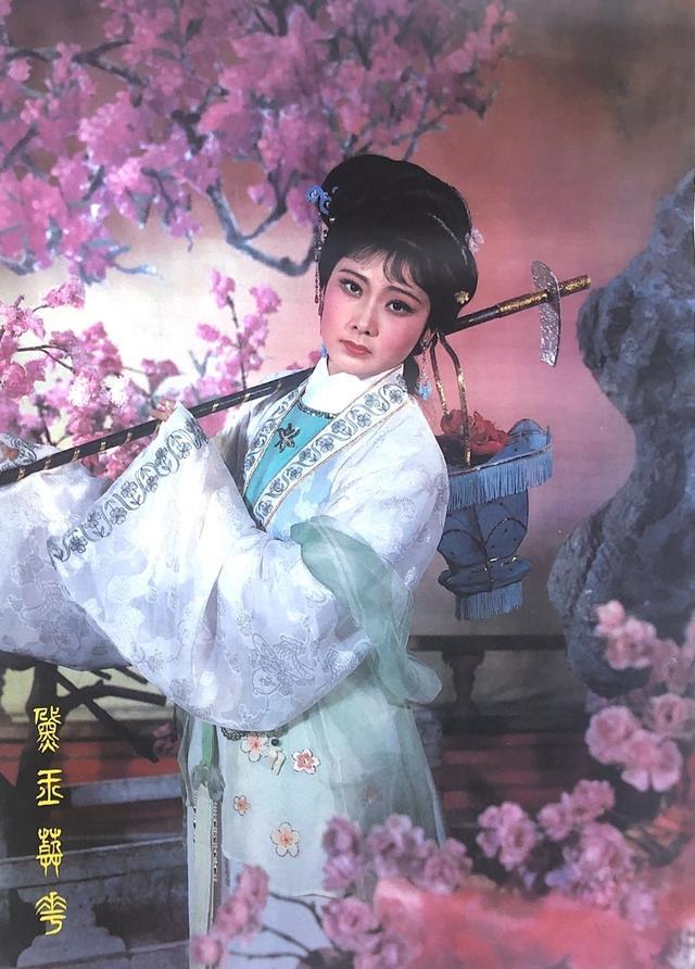 5歲被母親拋棄！父親為她「終身未再娶」　和初戀結婚33年「依舊氣質不俗」