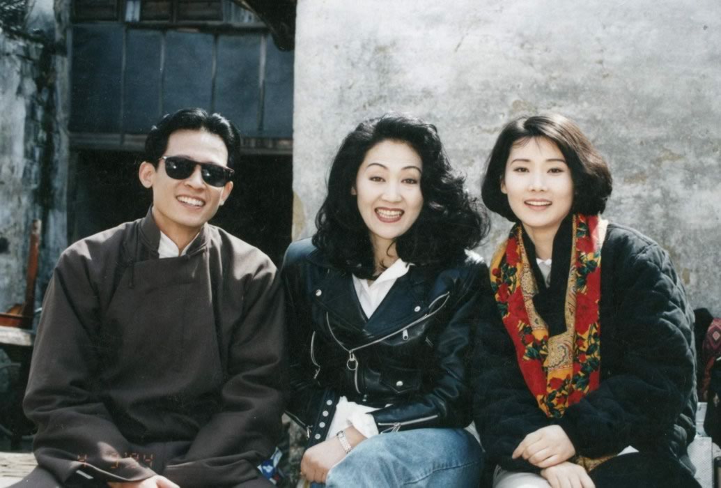 5歲被母親拋棄！父親為她「終身未再娶」　和初戀結婚33年「依舊氣質不俗」