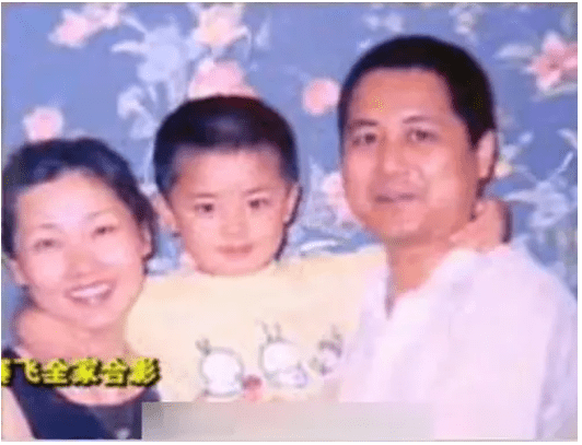 5歲被母親拋棄！父親為她「終身未再娶」　和初戀結婚33年「依舊氣質不俗」