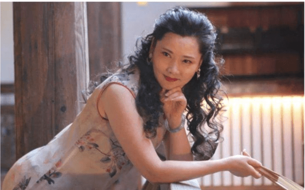 5歲被母親拋棄！父親為她「終身未再娶」　和初戀結婚33年「依舊氣質不俗」