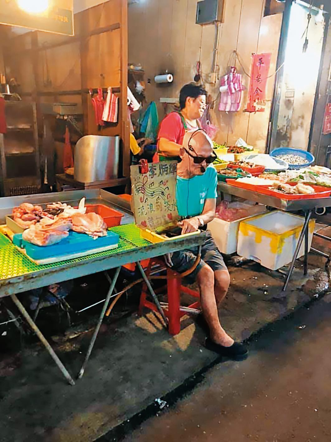 只為討口飯！李炳輝「市場夾縫中賣唱」日賺500妻嘆：好可憐　殘障補助遭取消「政府理由網罵翻」