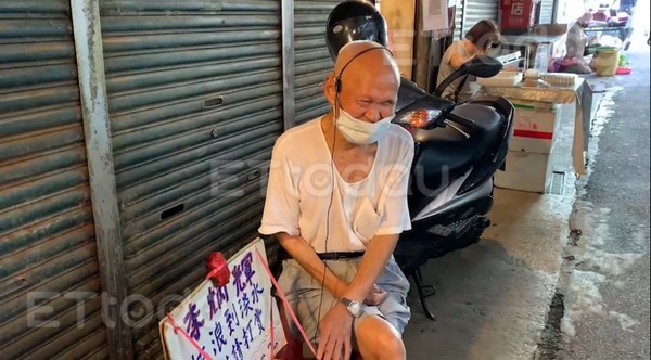 只為討口飯！李炳輝「市場夾縫中賣唱」日賺500妻嘆：好可憐　殘障補助遭取消「政府理由網罵翻」