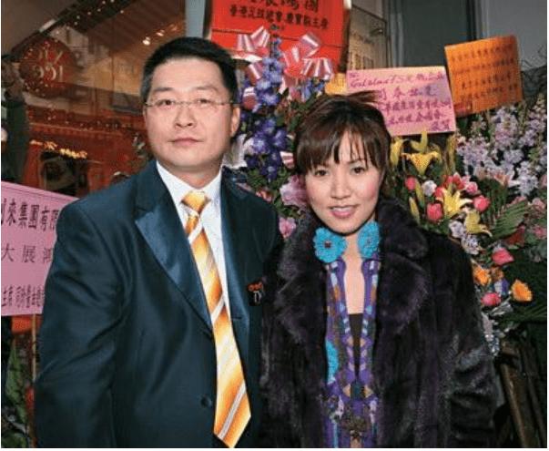 曾一曲成名！29歲嫁「金利來太子」41歲遭背叛搬出豪門　48歲「獨自養2子」重新復出