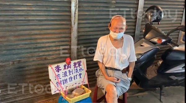 只為討口飯！李炳輝「市場夾縫中賣唱」日賺500妻嘆：好可憐　殘障補助遭取消「政府理由網罵翻」