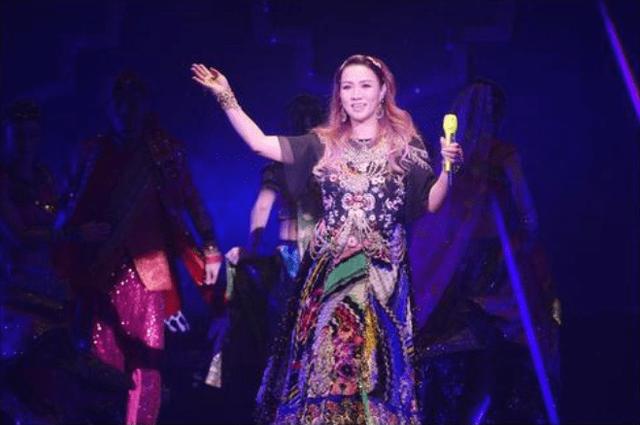 曾一曲成名！29歲嫁「金利來太子」41歲遭背叛搬出豪門　48歲「獨自養2子」重新復出