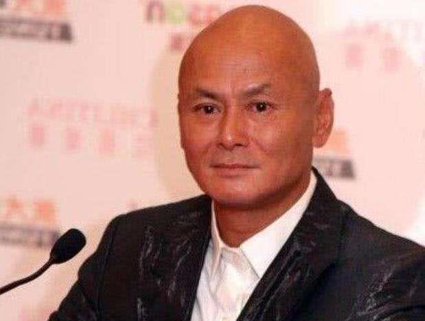 落魄得令人心疼！69歲老戲骨「癱瘓在床」被妻子捲走財產　劉德華探望時「含淚承諾」：不會放棄他