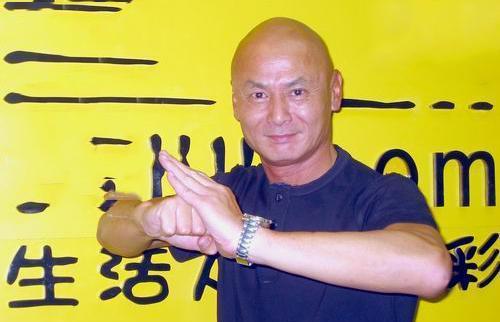 落魄得令人心疼！69歲老戲骨「癱瘓在床」被妻子捲走財產　劉德華探望時「含淚承諾」：不會放棄他