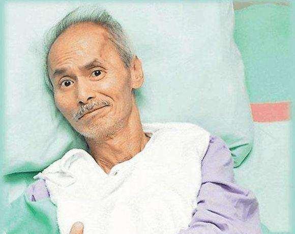 落魄得令人心疼！69歲老戲骨「癱瘓在床」被妻子捲走財產　劉德華探望時「含淚承諾」：不會放棄他