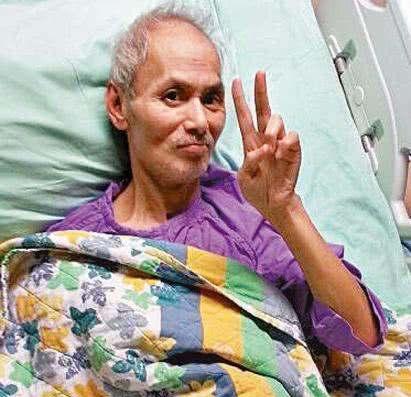 落魄得令人心疼！69歲老戲骨「癱瘓在床」被妻子捲走財產　劉德華探望時「含淚承諾」：不會放棄他