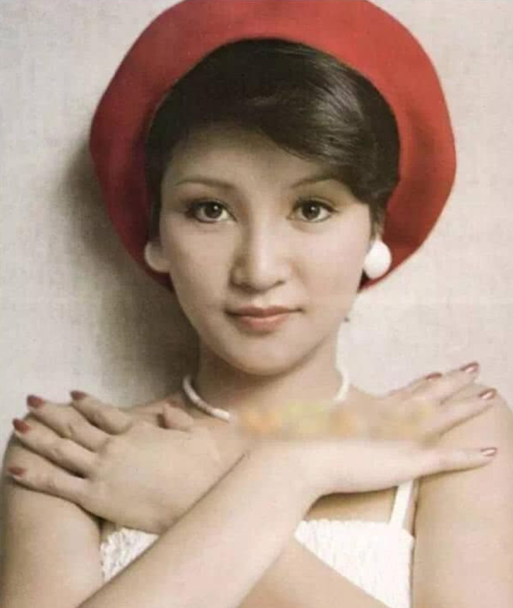 29歲生謝霆鋒！狄波拉離婚後與謝賢「變更親近」　不避嫌「當眾親吻」現任丈夫為何能忍？