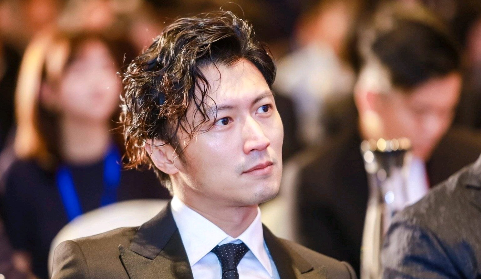 29歲生謝霆鋒！狄波拉離婚後與謝賢「變更親近」　不避嫌「當眾親吻」現任丈夫為何能忍？