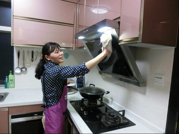 月薪1萬五！請個40歲的看護「每次倒垃圾」都慌慌張張　直到那天「掀開她的包」我羞愧不已
