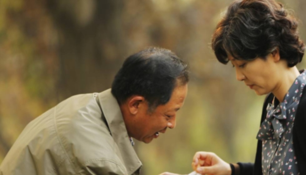 月薪1萬五！請個40歲的看護「每次倒垃圾」都慌慌張張　直到那天「掀開她的包」我羞愧不已