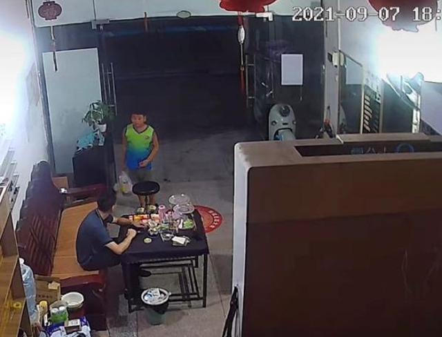 叔叔能送我回家嗎？男孩跑到理髮廳求助「老闆一陣沉默」　下秒起身「超霸氣暖舉」網讚爆