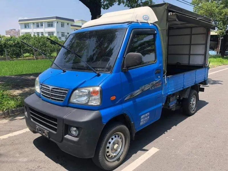 長知識了！他好奇發財小貨車「為什麼都是藍色？」　專家出面解答「原來大有用處」：其它顏色辦不到