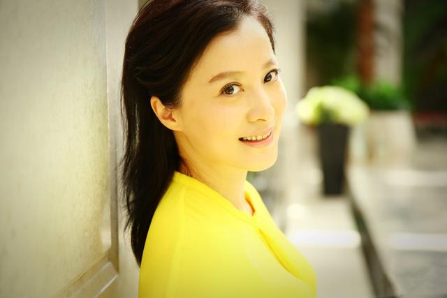瓊瑤劇「可雲」！當紅時隱退「嫁大7歲老公」　46歲和「17歲女兒似姐妹」保養超好