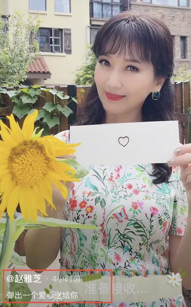 越活越年輕！66歲白娘子「與帥兒同框神似姐弟」　別墅前自拍「怎麼都不會老」網友驚艷