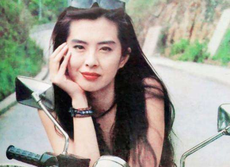 王祖賢30年前舊照被扒！「背後不起眼群演」成如今當紅巨星　發文感恩「努力有被看到」