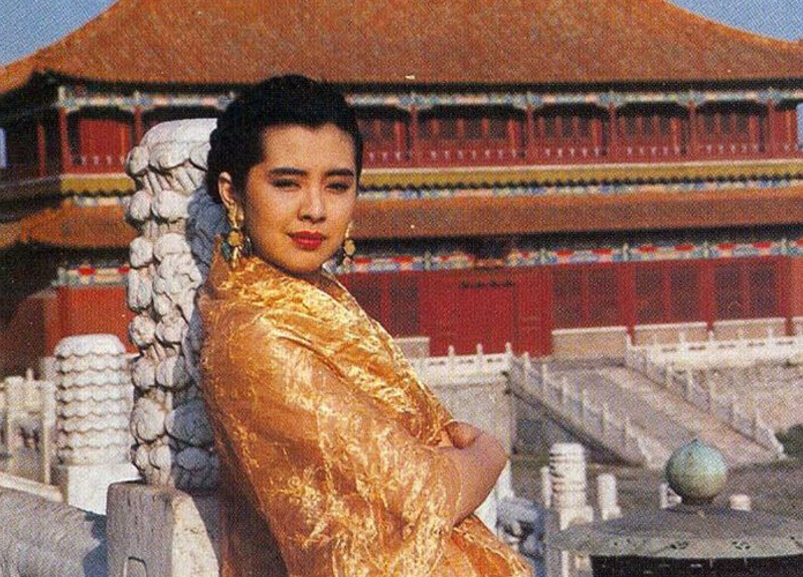 王祖賢30年前舊照被扒！「背後不起眼群演」成如今當紅巨星　發文感恩「努力有被看到」