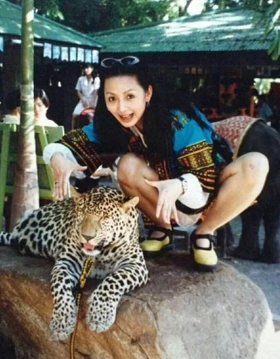 可憐的香妃！26歲爆紅「28歲意外離開」　父親殉職哥哥患絕症辭世「母親現狀惹人憐」