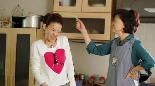 和凖婆婆上街買菜！她有事先回家「我到藥店買了包口罩」　店主：「姑娘，婚姻要慎重」我收拾行李離開