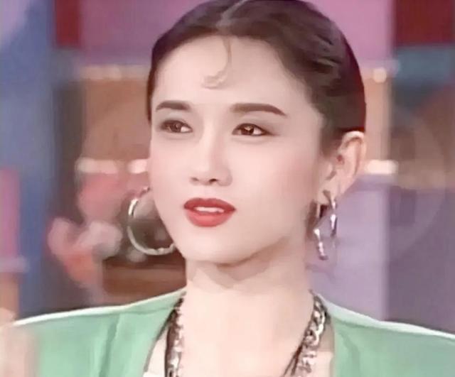 每年花80萬保養長指甲！「30年不吃米飯」嚼玫瑰花　靠助理伺候20年「曝現狀」：她的快樂你不懂