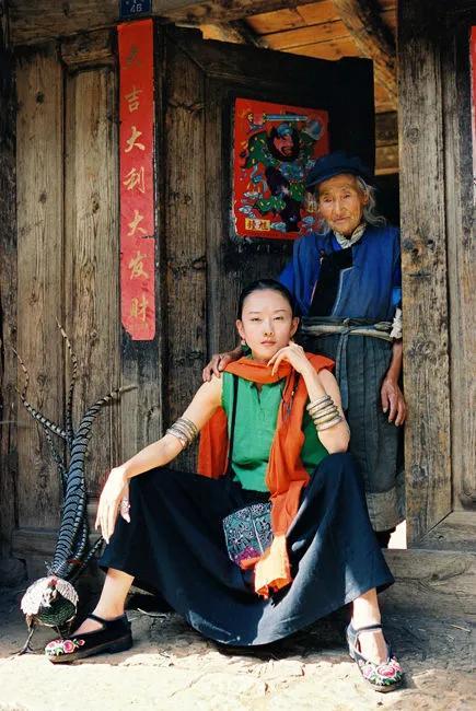 每年花80萬保養長指甲！「30年不吃米飯」嚼玫瑰花　靠助理伺候20年「曝現狀」：她的快樂你不懂