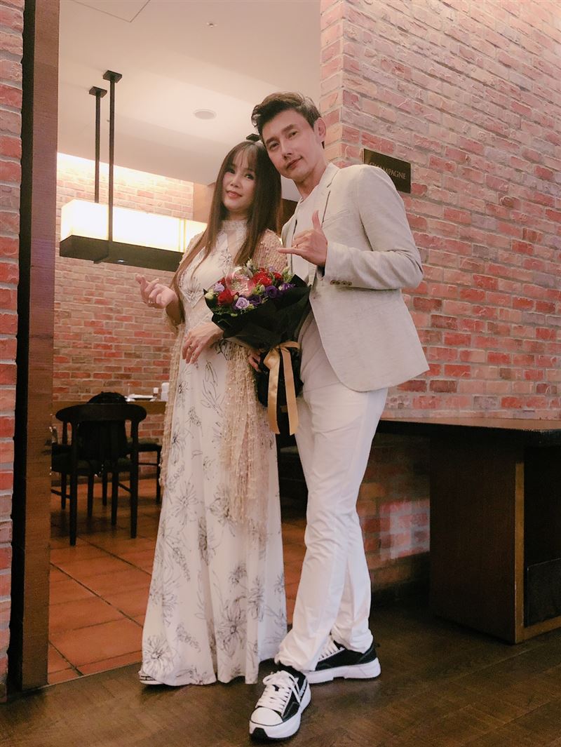 寵妻不手軟！包偉銘慶結婚6年「獻上2克拉鑽戒」套緊愛妻　提前1個月安排「三天兩夜驚喜不斷」她感動到哭