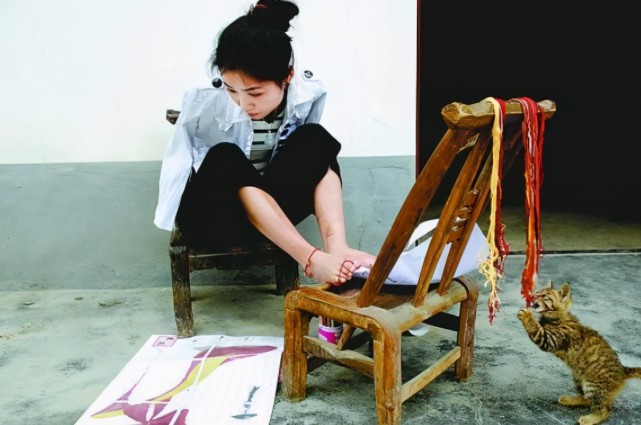 女孩9歲失去雙臂！一度靠乞討為生　用腳學刺繡養全家「逆襲為大老闆」：人生無絕境