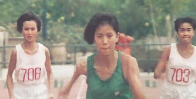 19歲成港姐冠軍！24歲惹怒成龍被「雪封」　結婚當天被富商通訊丈夫：「你老婆曾被我包養過」