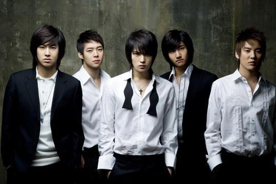 他是東方神起成員！4歲被拋棄「養父家8個姐姐」寵他上天　紅遍亞洲後「親生父母」卻找上門