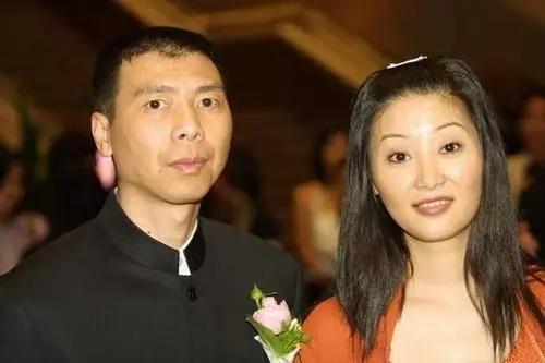 容忍丈夫找小三！被問屢遭背叛為何不離婚　她笑談：「我們家是男的，吃虧的又不是我們」