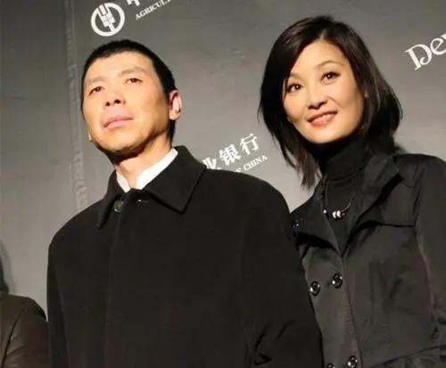 容忍丈夫找小三！被問屢遭背叛為何不離婚　她笑談：「我們家是男的，吃虧的又不是我們」