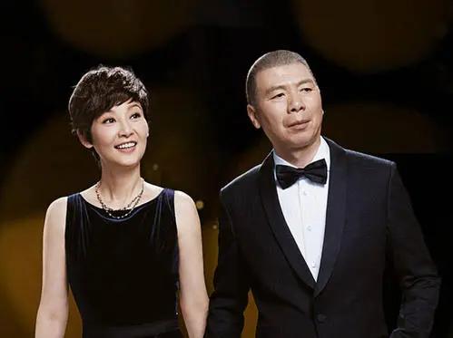 容忍丈夫找小三！被問屢遭背叛為何不離婚　她笑談：「我們家是男的，吃虧的又不是我們」