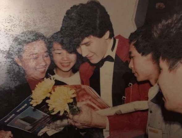 樂壇的初代偶像！春晚導演「不敢拍他下半身」被封殺14年　自稱一輩子「不會結婚」