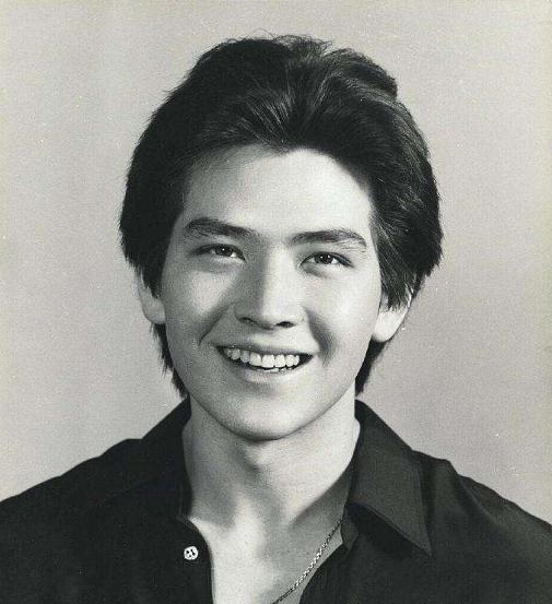 樂壇的初代偶像！春晚導演「不敢拍他下半身」被封殺14年　自稱一輩子「不會結婚」