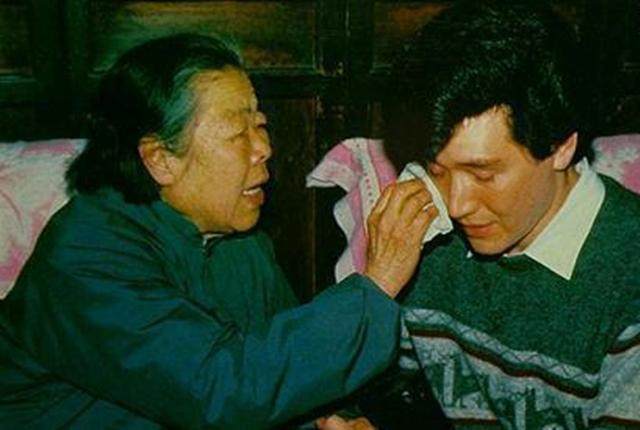 樂壇的初代偶像！春晚導演「不敢拍他下半身」被封殺14年　自稱一輩子「不會結婚」