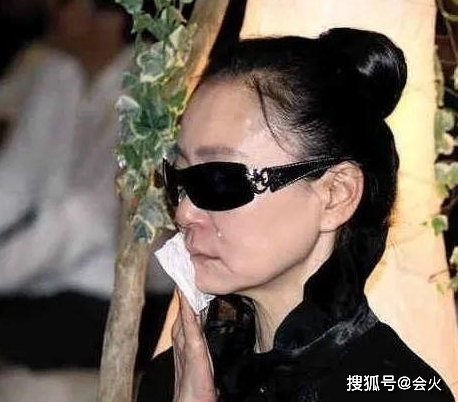 24小時開著電視！62歲劉雪華首曝「10年獨居生活」　無子女「害怕摔倒」丈夫因墜樓離去