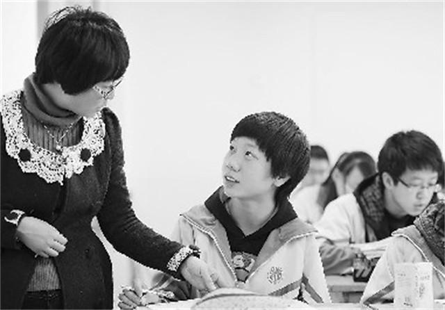 天生少一隻手！被父母放棄「陌生嬤靠拾荒帶大她」　25年後她「達成不可能的目標」溫暖回報