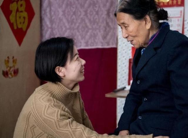 天生少一隻手！被父母放棄「陌生嬤靠拾荒帶大她」　25年後她「達成不可能的目標」溫暖回報