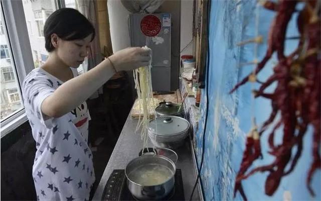天生少一隻手！被父母放棄「陌生嬤靠拾荒帶大她」　25年後她「達成不可能的目標」溫暖回報